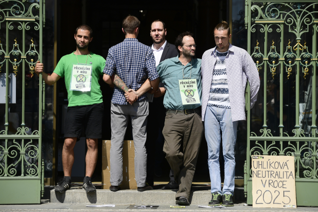 Protest před ministerstvem.