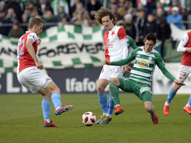 Zleva Tomáš Souček a Alex Král ze Slavie a Antonín Vaníček z Bohemians ve vzájemném duelu z loňské sezony.