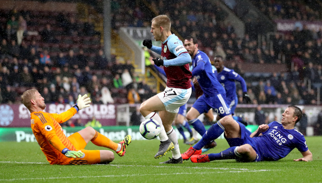 Matěj Vydra (v červeném) v zápase proti Leicesteru.