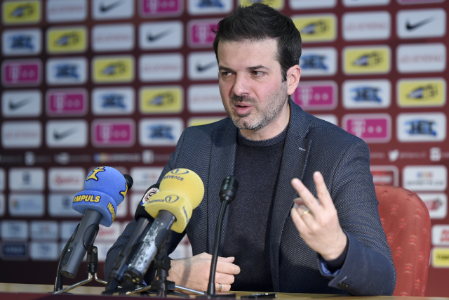 Andrea Stramaccioni na tiskové konferenci ve Spartě.