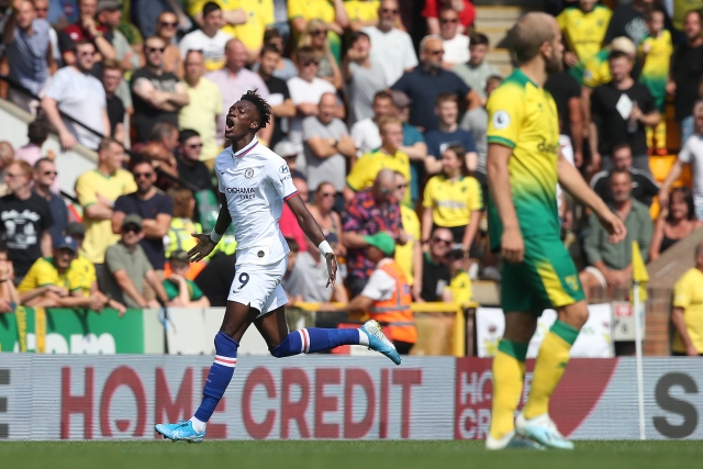 Tammy Abraham (v bílém) slaví gól do sítě Norwiche.