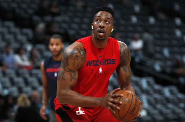Dwight Howard nahradí zraněného Cousinse.