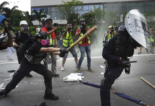 Demonstranti se v Hongkongu střetli s policií.