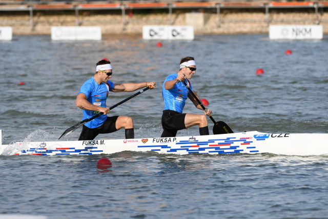 Bratři Martin (vlevo) a Petr Fuksovi v semifinále deblkanoí na 1000 metrů.