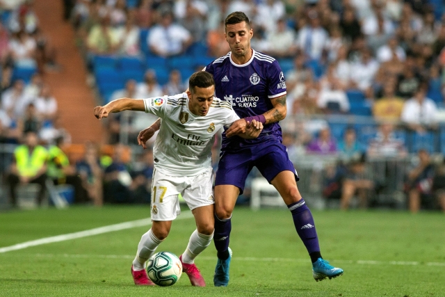 Lucas Vazquez (vlevo) z Realu proti jednomu z obránců Valladolidu.