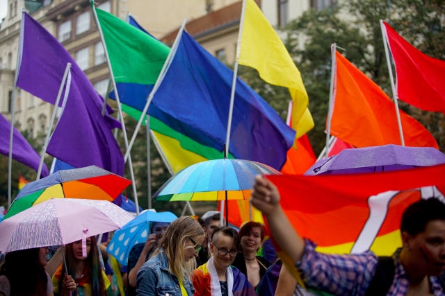 Demonstranti chtěli zastavit duhový průvod Pilsen Pride.