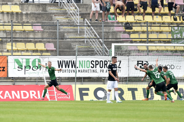 Michal Škoda (vlevo) se raduje z gólu proti Jablonci.