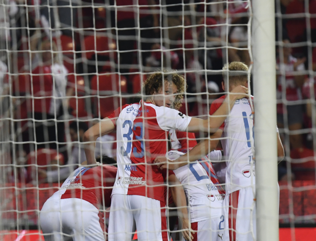 Radost fotbalistů Slavie po jednom ze vstřelených gólů Bohemce.