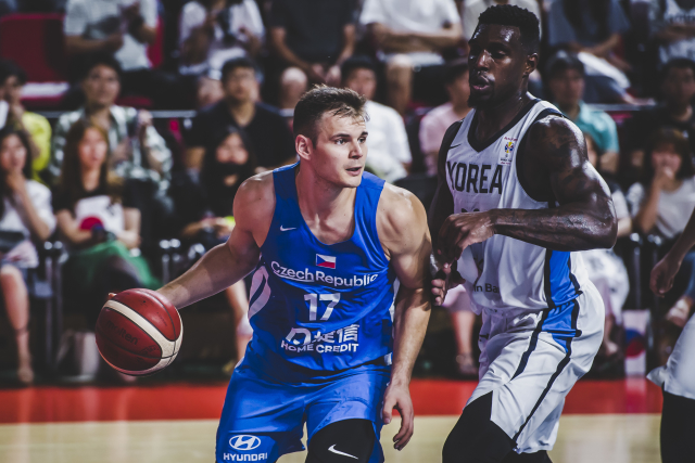 Jaromír Bohačík během přípravného turnaje basketbalistů na mistrovství světa v Soulu.