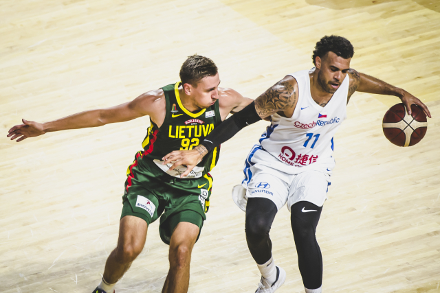 Přípravný zápas basketbalistů, Blake Schilb z ČR vpravo. 