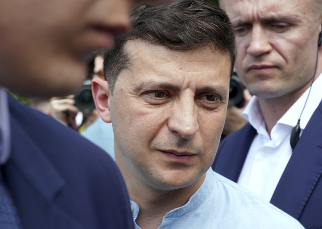 Volodymyr Zelenský (uprostřed).