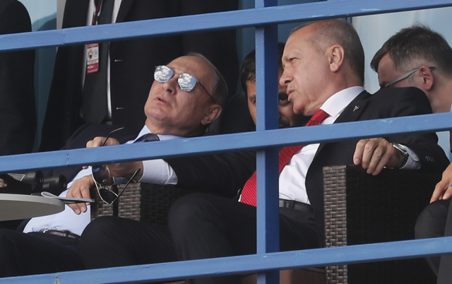 Ruský prezident Putin (vlevo) a jeho turecký protějšek Erdogan.