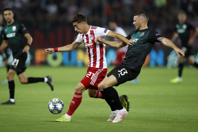 Kostas Tsimikas (vlevo) z Olympiakosu odmítá útočníka Berga.