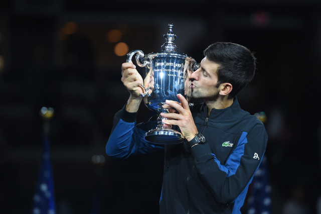 Novak Djokovič si užívá trofej pro vítěze US Open z roku 2018.