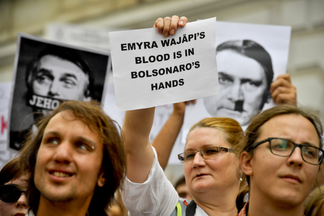 Před brazilskou ambasádou v Praze se konal 27. srpna 2019 protest proti kácení deštných pralesů a útokům na indiánské komunity.