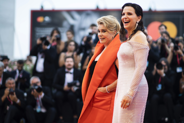 Herečky Juliette Binocheová a Catherine Deneuveová na festivalu v Benátkách.