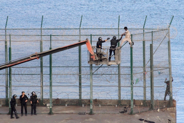 Přes sto migrantů přelezlo plot z Maroka do španělské Ceuty.