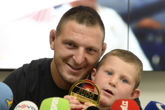 Lukáš Krpálek v doprovodu svého syna Antonína na tiskové konferenci v Praze.