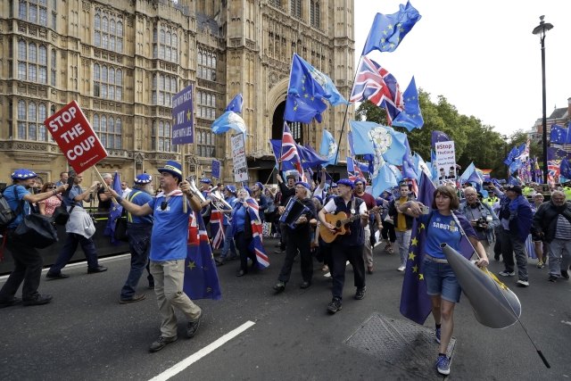 Protest před britským parlamentem.