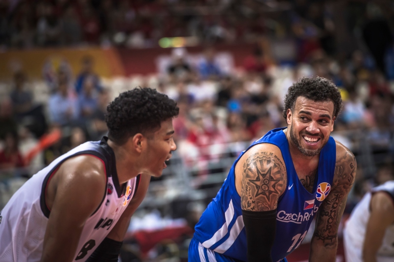 Český basketbalový reprezentant Blake Schilb (vpravo) v debatě s Japoncem Ruiem Hačimurou.