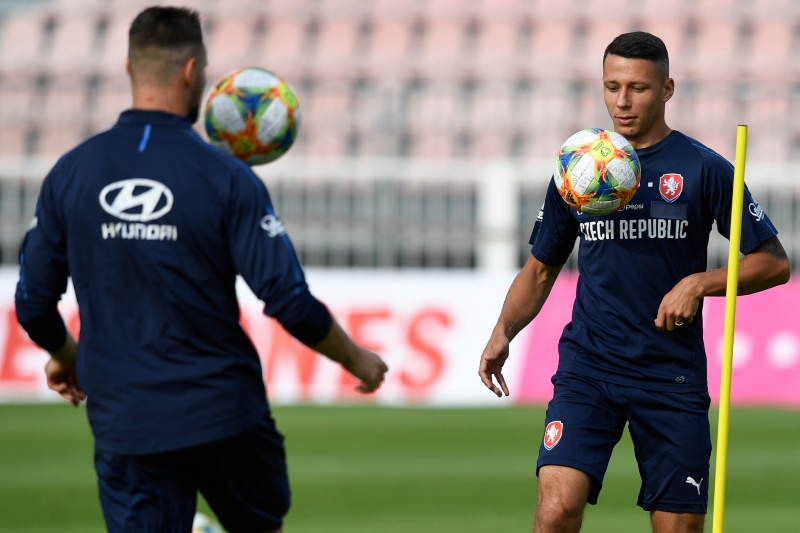 Stoper Marek Suchý (vpravo) na tréninku české reprezentace.