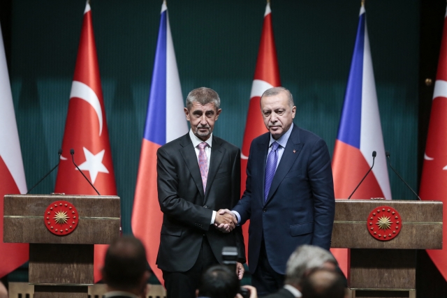 Babiš s Erdoganem jednal i o Češích vězněných v Turecku.