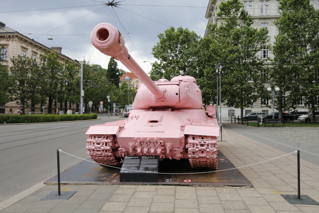 Růžový tank.