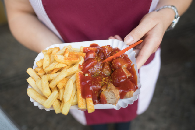 Pochoutka currywurst oslavila 70 let.