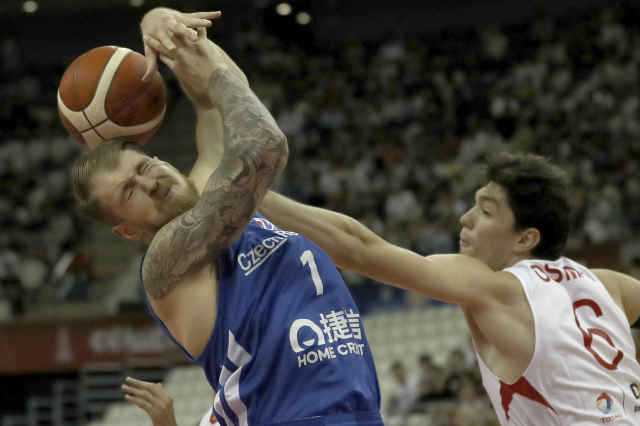 Pivot Patrik Auda. 
