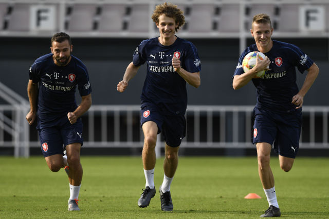 Zleva Josef Hušbauer, Alex Král a Jakub Jankto na tréninku.
