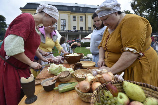 Lidé budou moci ochutnat tradiční dobové pokrmy.