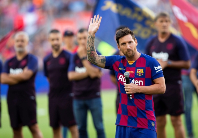 Lionel Messi promlouvá k fanouškům po vyhrání přípravného turnaje v létě.