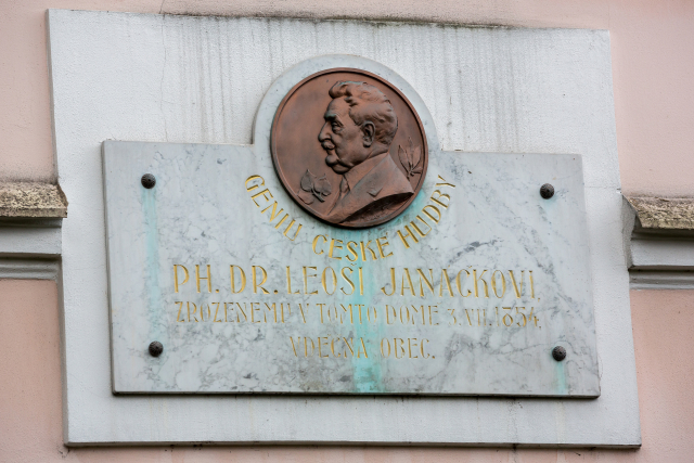 Pamětní deska na Janáčkově rodném domě.