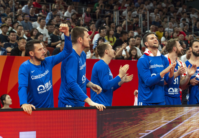 Basketbalisté na české lavičce.