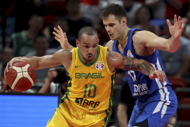 Jaromír Bohačík při bránění Brazilce Garcii.