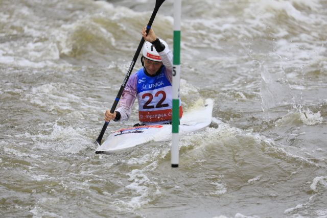 Amalie Hilgertová ve finále 5. světového poháru na slalomové trati v pražské Troji v kategorii K1ž.