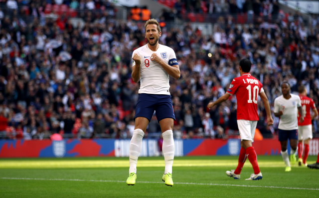 Harry Kane oslavuje jeden z gólů proti Bulharsku.