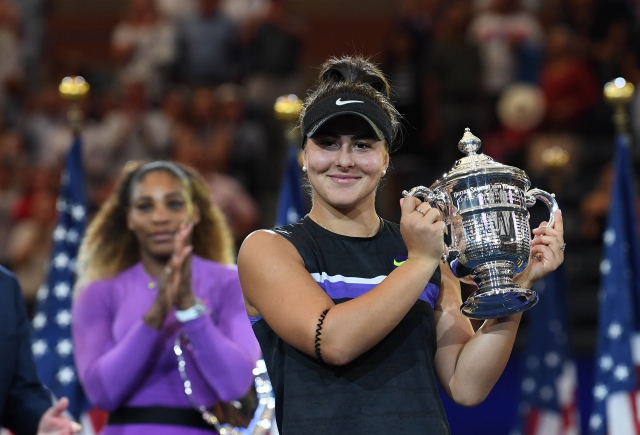 Bianca Andreescuová s trofejí pro vítězku US Open.