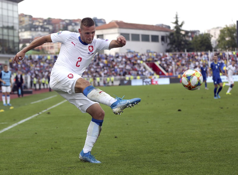 Podle obránce Pavla Kadeřábka nepodali čeští fotbalisté v sobotním utkání kvalifikace mistrovství Evropy v Kosovu výkon, který by je vystihoval.