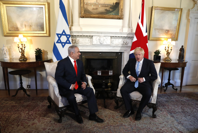 Benjamin Netanjahu a Boris Johnson. 