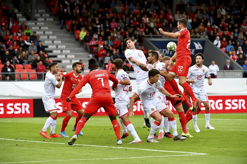 Dánsko klopýtlo, Švýcaři proti Gibraltaru nezaváhali.