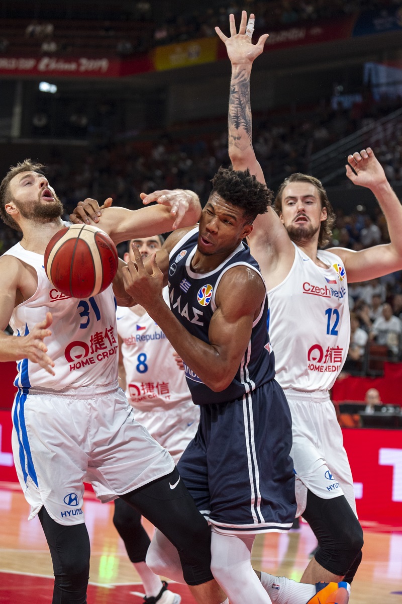 Janis Adetokunbo se snaží prodrat českou obranou.