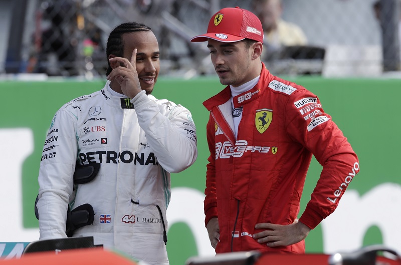 Vítězný Charles Leclerc (vpravo) s Lewisem Hamiltonem, který dojel třetí.