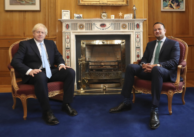 Irský premiér Lee Varadkar (vpravo) se svým britským protějškem Borisem Johnsonem.