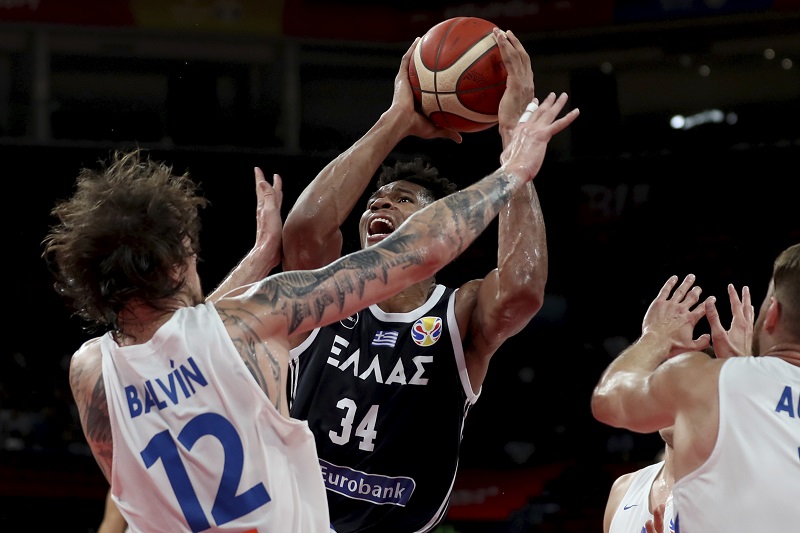 Janis Adetokunbo v obležení českých basketbalistů.