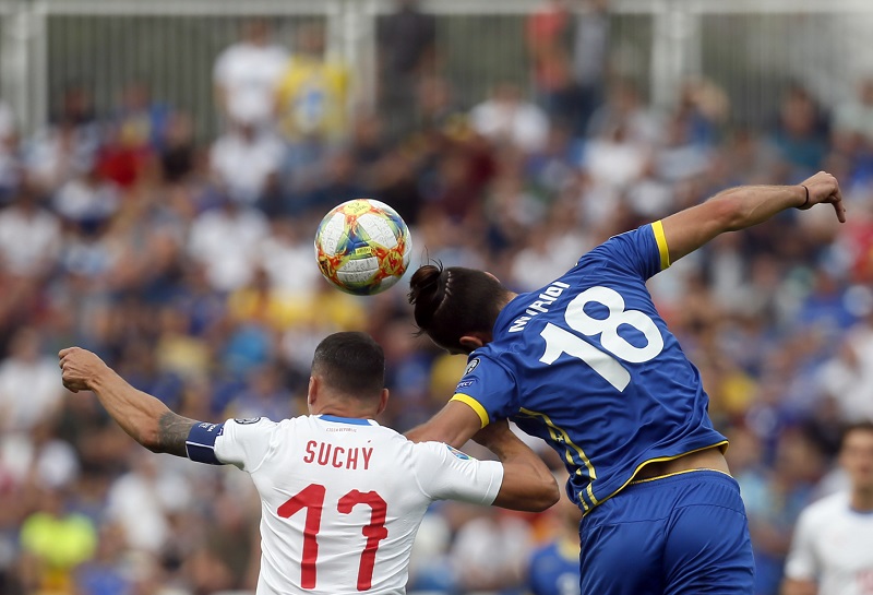 Kapitán českých fotbalistů Marek Suchý v utkání proti Kosovu.