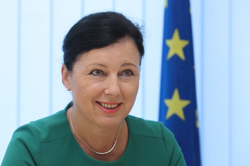 Věra Jourová plánuje co nejrychleji cesty do Maďarska a Polska.