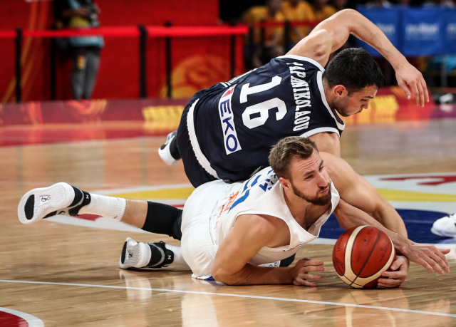 Martin Kříž bojuje na zemi o míč proti Řekovi Kostasi Papanikolaouovi.
