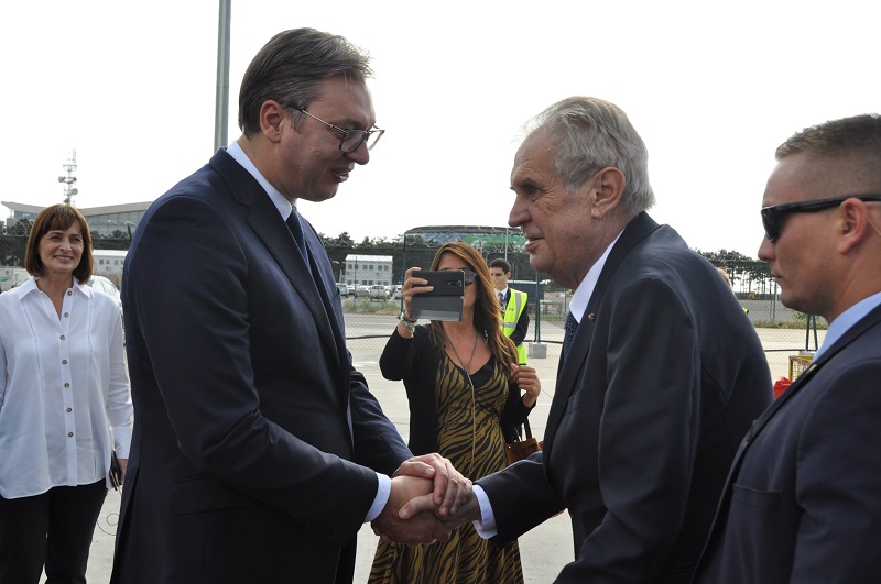 Srbský prezident Aleksandar Vučić (vlevo) přivítal na letišti v Bělehradu Miloše Zemana.