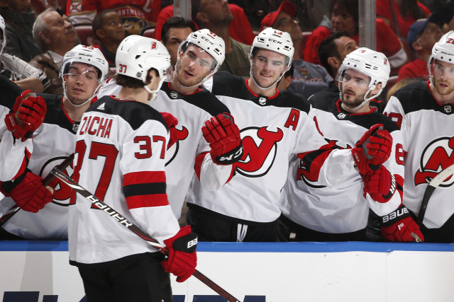 Pavel Zacha se raduje s lavičkou Devils.